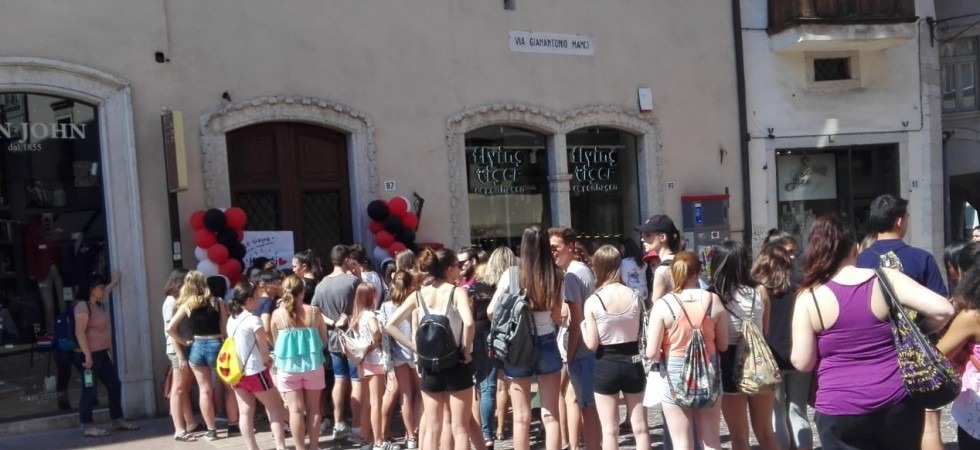 Apre Tiger, un centinaio di giovani in coda all'ingresso